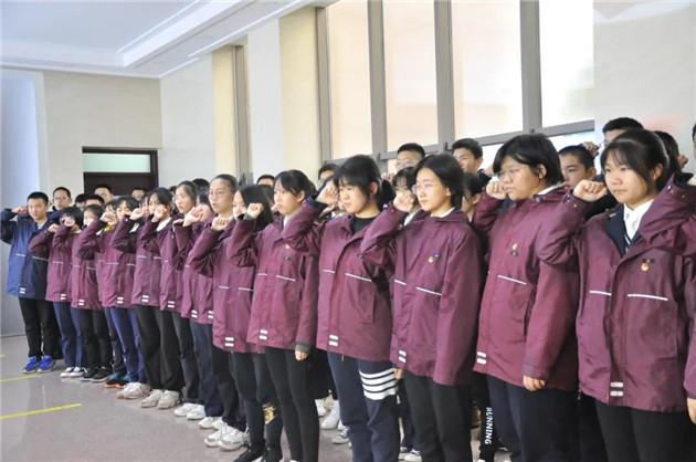 男童比女童晚一年入学好吗？